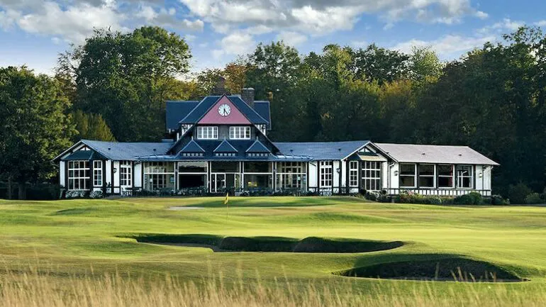 Fairway et clubhouse du Golf de Chantilly Vineuil