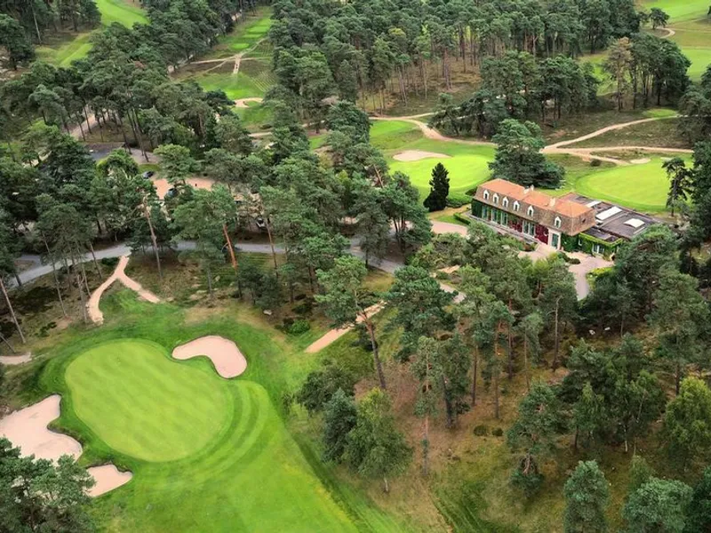 Paysage boisé du Golf de Morfontaine en automne