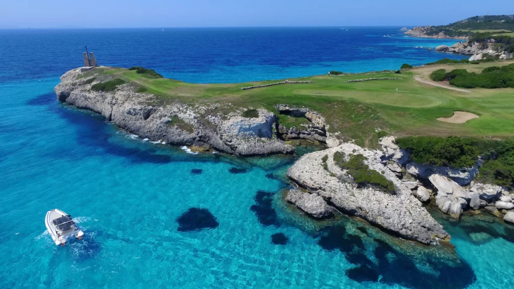 Trou 16 du Golf de Spérone surplombant la Méditerranée, Corse