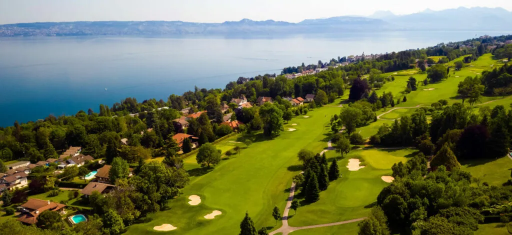Vue sur le lac Léman depuis un fairway du Golf d'Evian