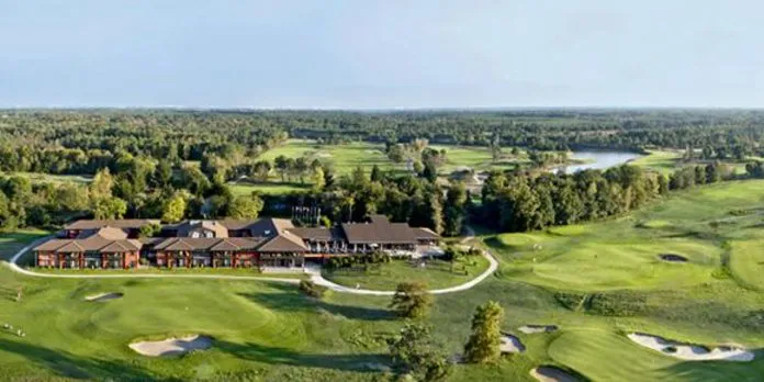 Fairway bordé d'ajoncs et de genêts au Golf du Médoc Resort