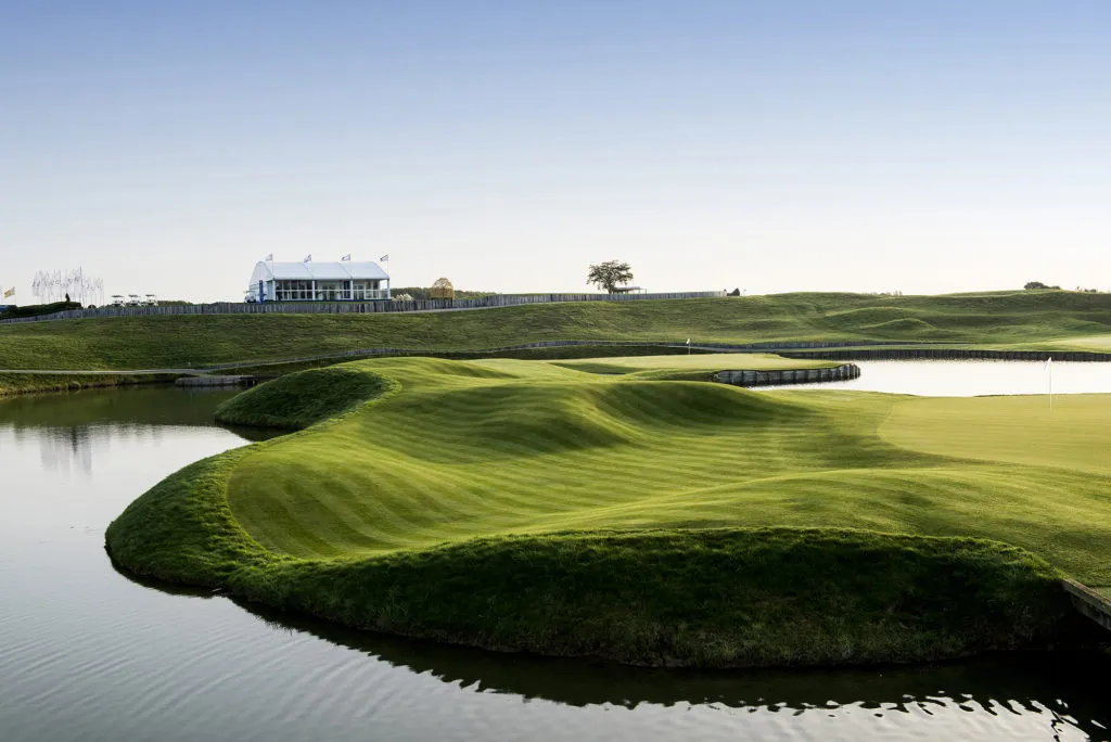 Trou 18 de l'Albatros au Golf National, obstacle d'eau en jeu