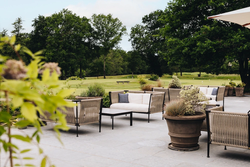 Terrasse du clubhouse des Bordes au crépuscule