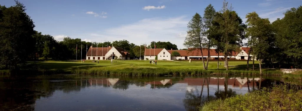Vue panoramique sur le clubhouse des Bordes