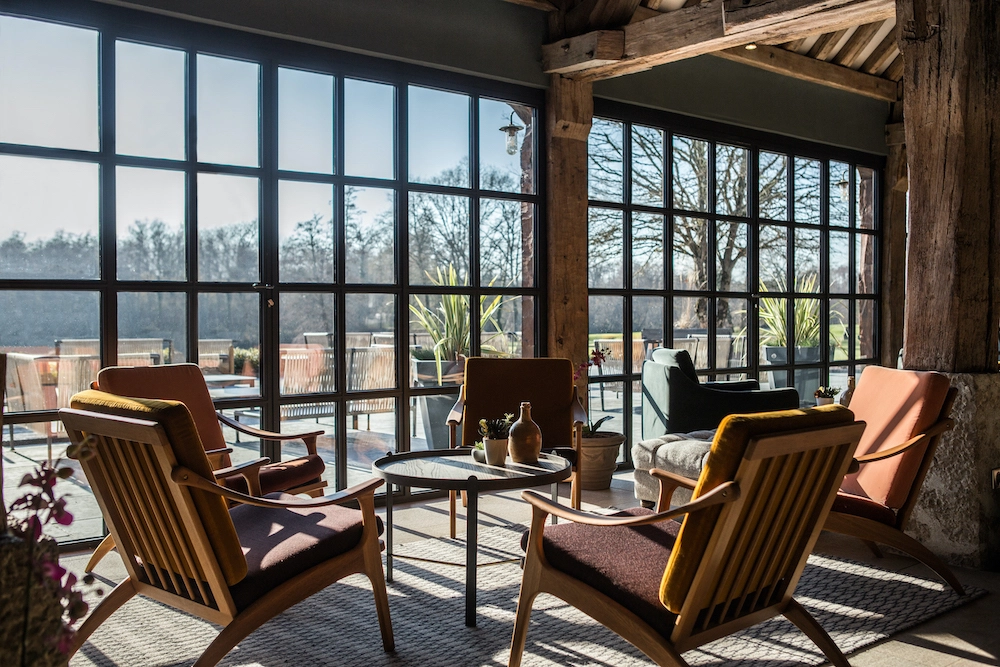 Vue sur la terrasse et les greens des Bordes